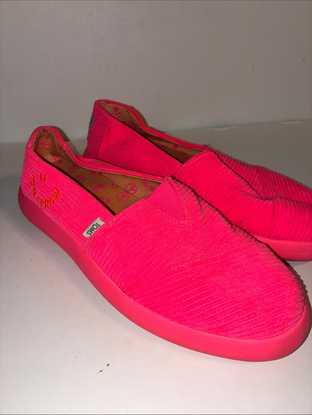 Tom’s, Women’s 9.5, Bright Pink Corduroy Alpargata